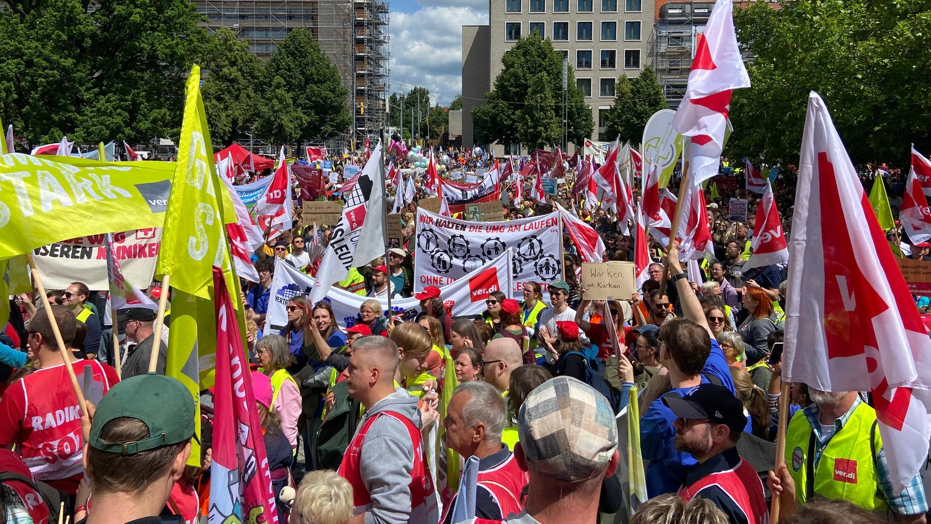 Tausende protestieren vor Gesundheitsminister-Konferenz in H