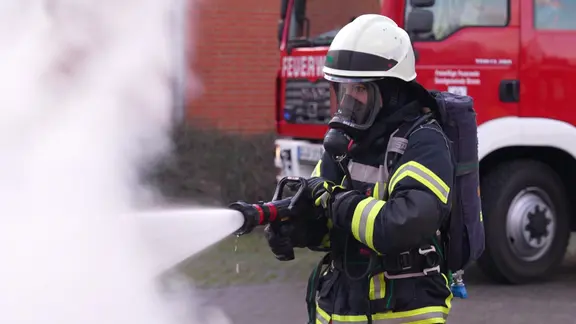 Das Bild zeigt einen Feuerwehrmann im Einsatz. | NDR Das Bild zeigt einen Feuerwehrmann im Einsatz.