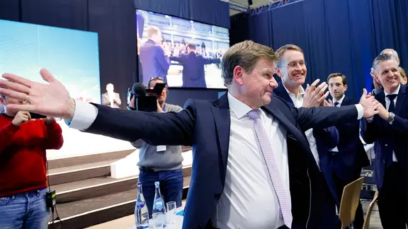 Johann Wadephul (CDU) jubelt bei der Landesvertreterversammlung der CDU Schleswig-Holstein.