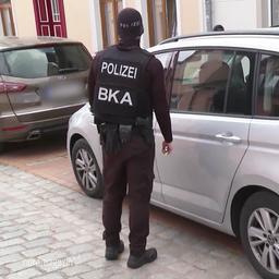 EIn Mitarbeiter des BKA steht vor einem silbernen VW.