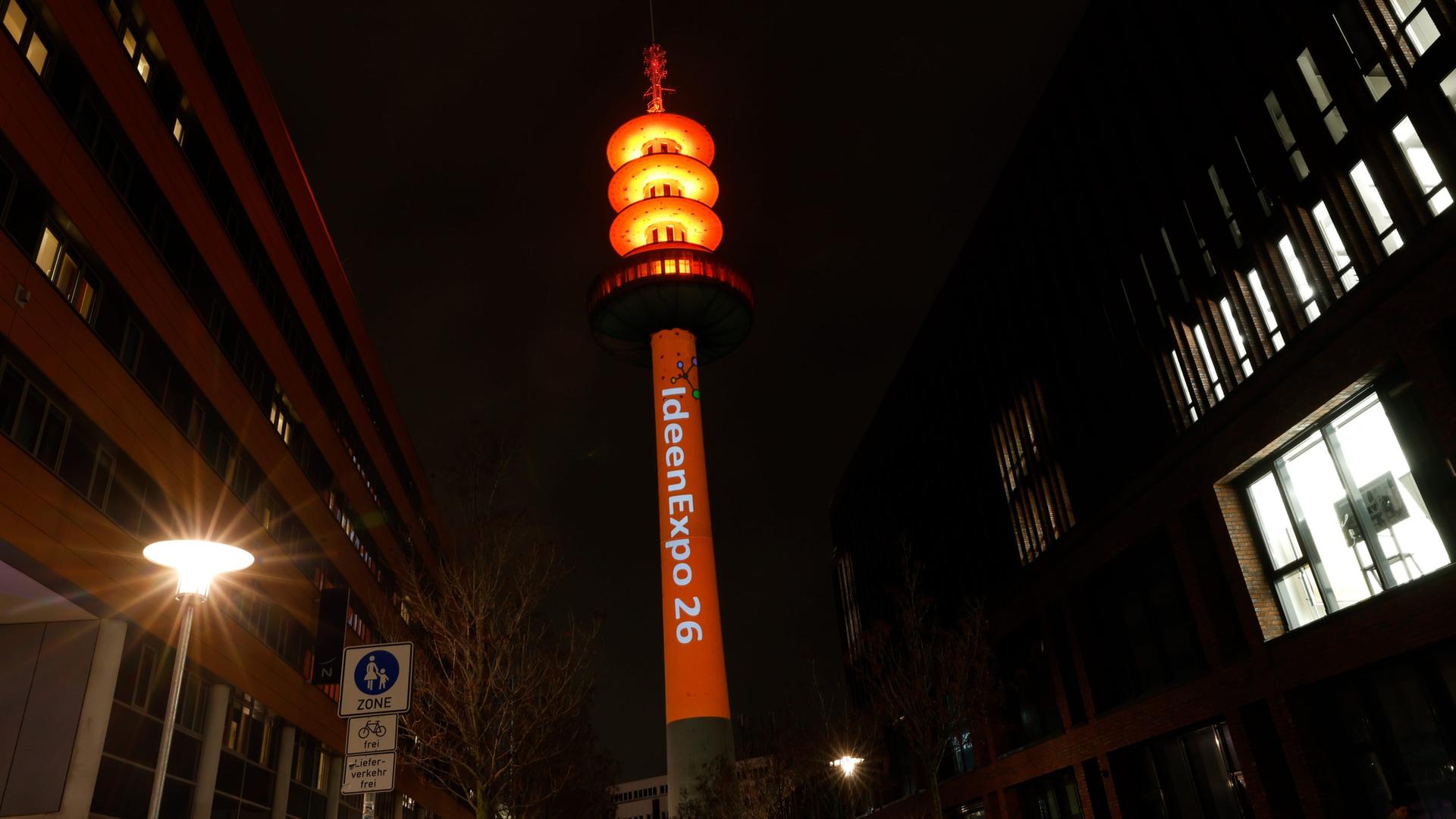 Auf dem Telemoritz in Hannover steht in Orange beleuchtet 