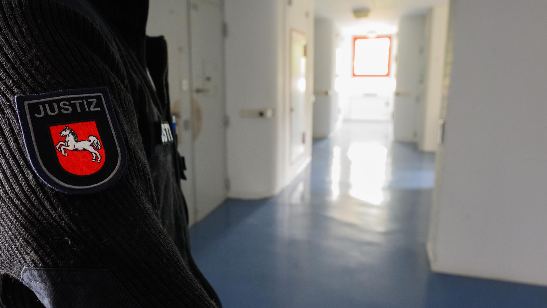 Ein Justizbeamter steht in einem Flur der Jugendanstalt Hameln. | picture alliance, Julian Stratenschulte