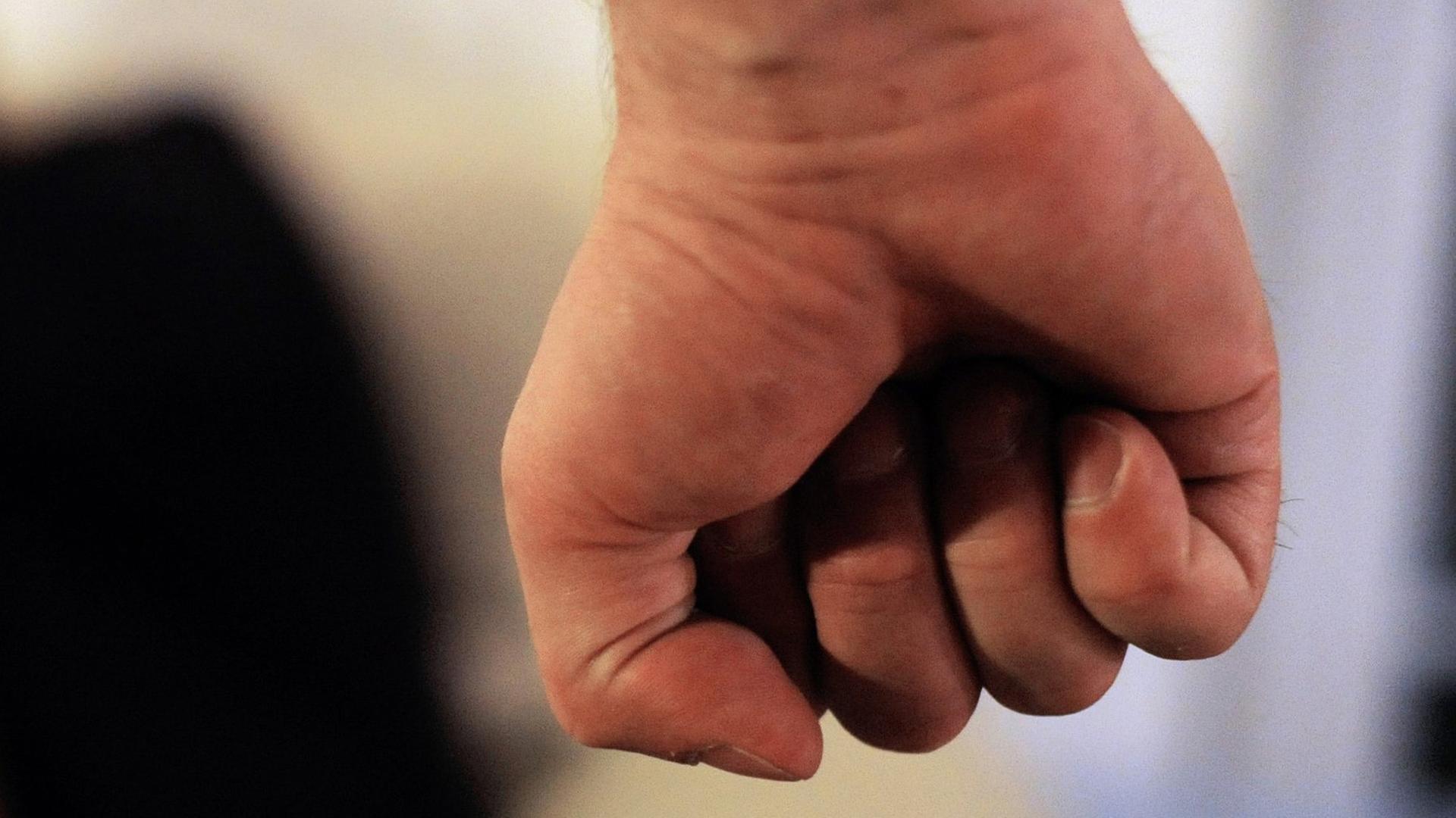 Eine Hand zur Faust geformt. | picture alliance/dpa | Maurizio Gambarini, Maurizio Gambarini