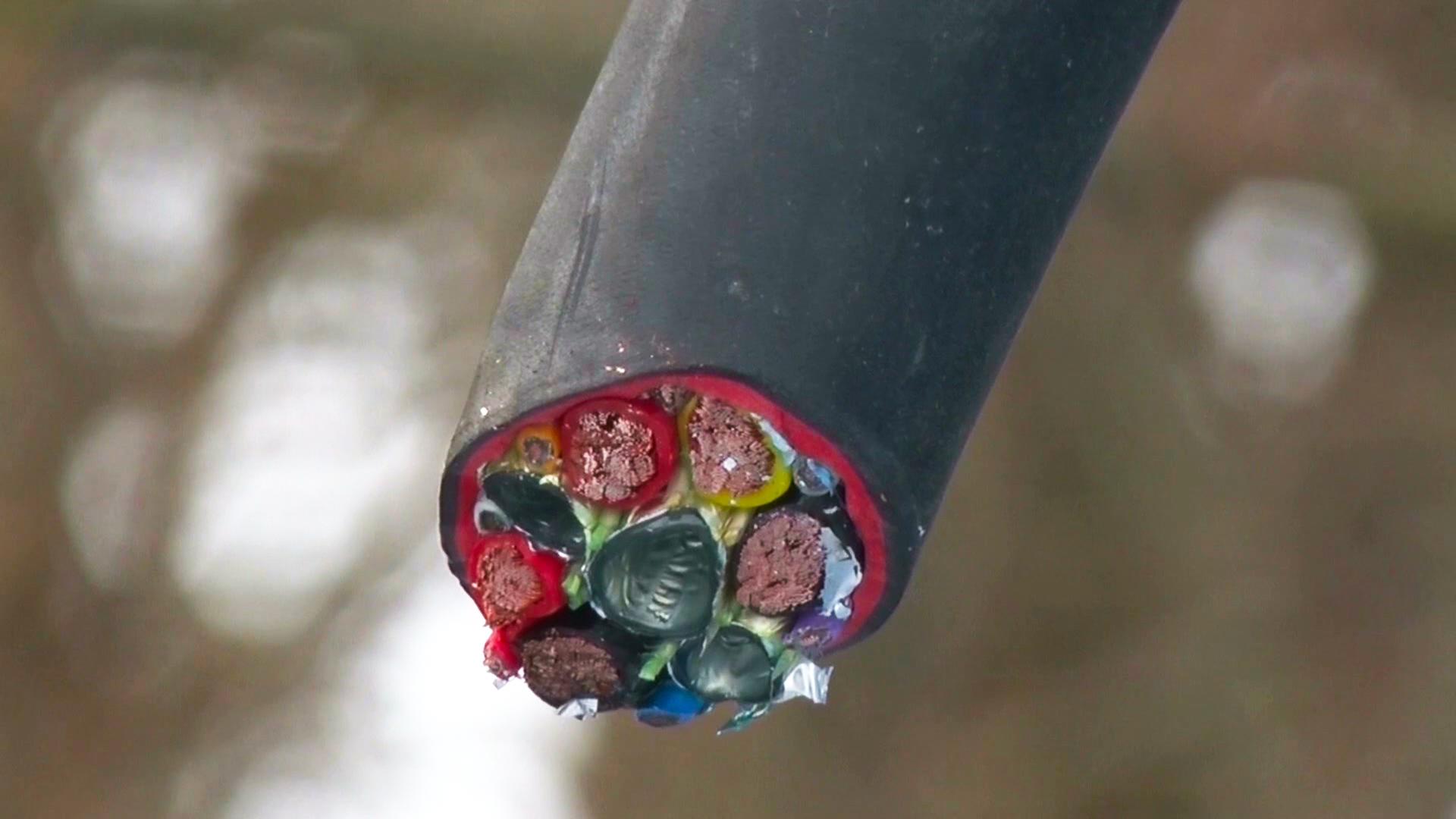 Kabeldiebstahl an E-Ladesäulen: Abgeschnittes Kabel. | Nord-West-Media TV