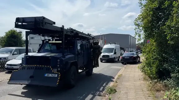 Ein Spezialfahrzeug der Polizei fährt durch Winsen ab. 