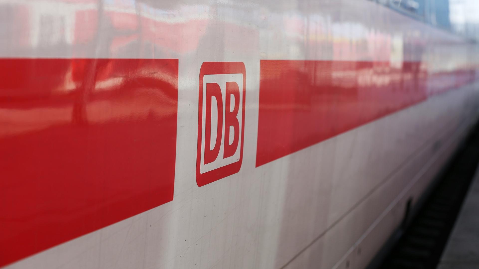 Das Deutsche Bahn Logo auf der Seite eines ICE Wagons. | NDR, Pavel Stoyan