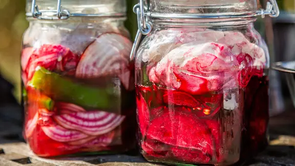 Zwei Drahtbügelgläser mit geschnittener Ringelbete, die mit einem Gewicht im Glas beschwert werden.