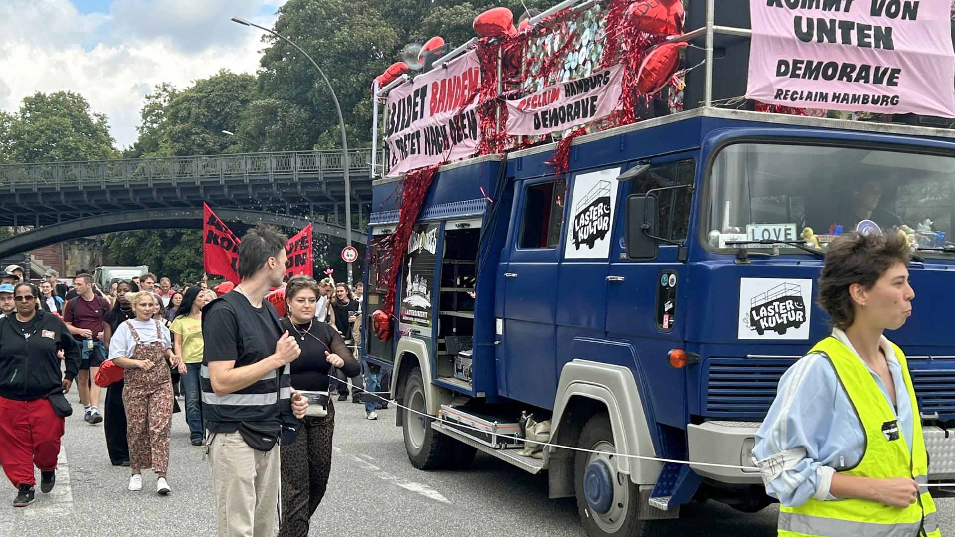 Tausende ziehen beim Demo-Rave durch Hamburg