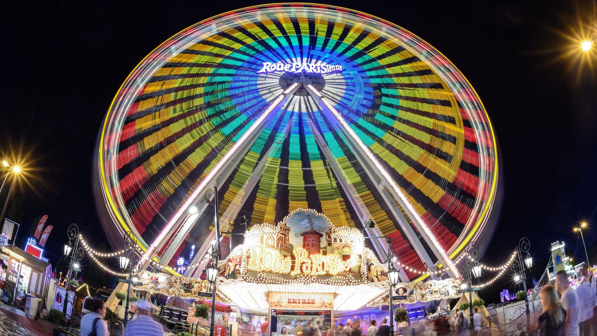 Auf dem Schützenplatz Hannover steht ein Riesenrad. | dpa, Christophe Gateau