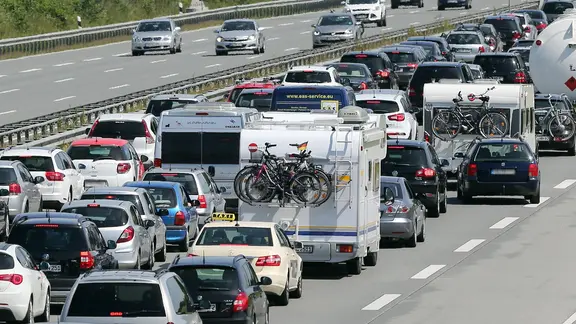 Es gibt viel Stau auf einer Auto·bahn.