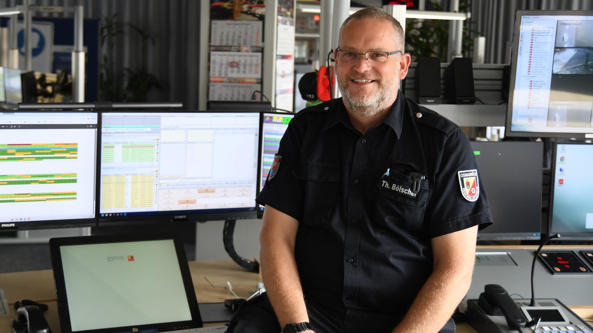 Thomas Bölscher an seinem Arbeitsplatz in der Rettungsleitstelle in Osnabrück. | Landkreis Osnabrück/Henning Müller-Detert