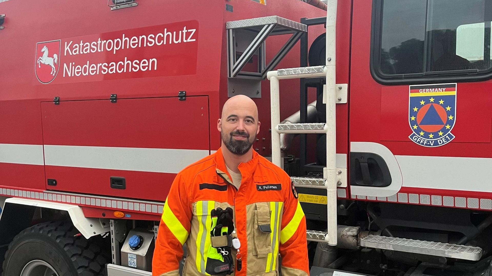 Ein Feuerwehrmann vor dem Einsatzwagen | Niedersächsisches Landesamt für Brand- und Katastrophenschutz, Feuerwehr Bonn