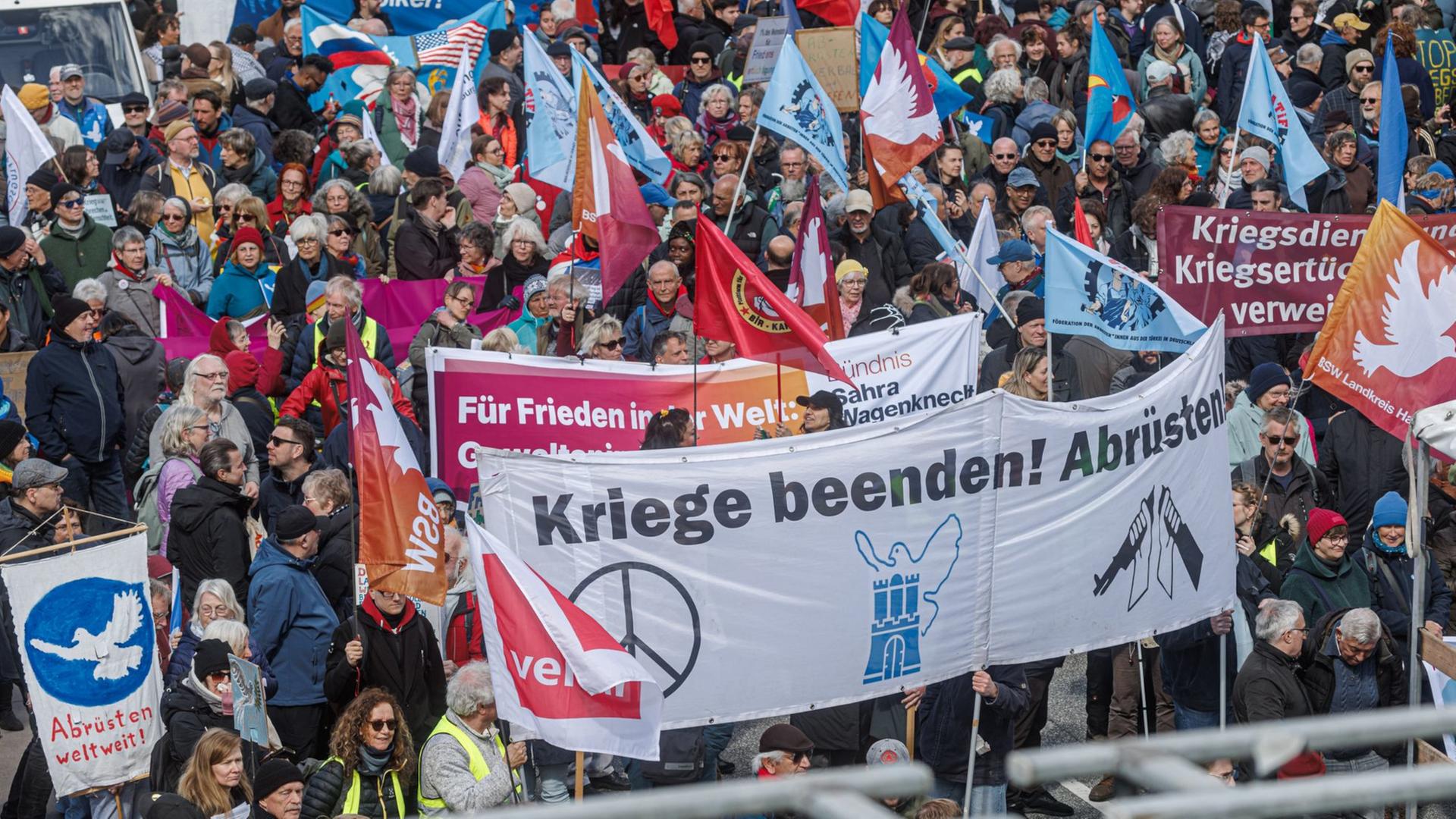 Rund 1.700 Menschen nehmen an Ostermarsch in Hamburg teil
