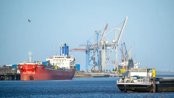Schiffe liegen im Hafen von Brake.