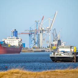 Schiffe liegen im Hafen von Brake.