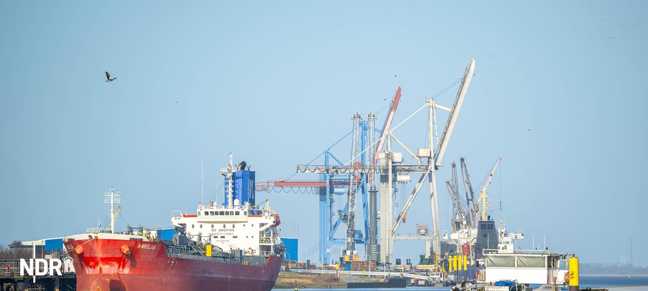 Schiffe liegen im Hafen von Brake. | picture alliance/dpa, Sina Schuldt Schiffe liegen im Hafen von Brake.