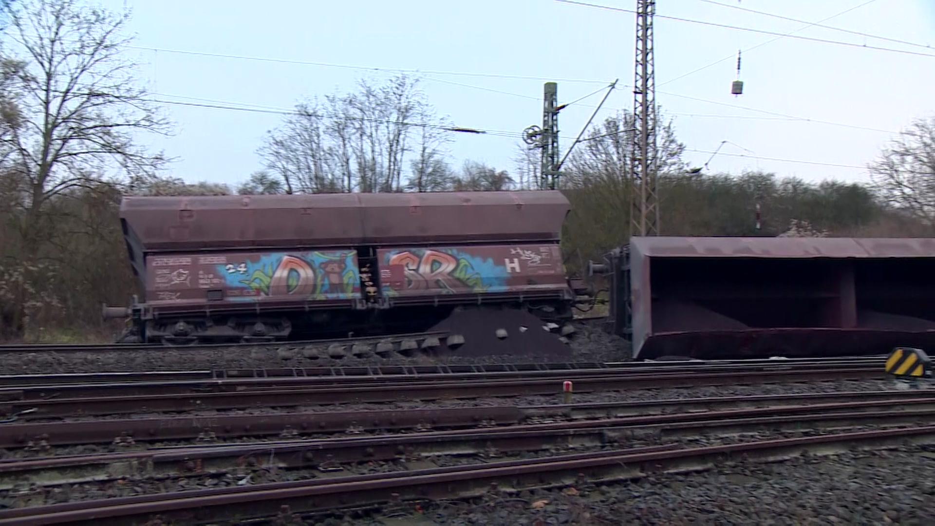 Entgleiste Waggons eines Güterzugs bei Elze auf der Bahnstrecke zwischen Hannover und Göttingen. | HannoverReporter