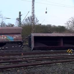 Entgleiste Waggons eines Güterzugs bei Elze auf der Bahnstrecke zwischen Hannover und Göttingen.