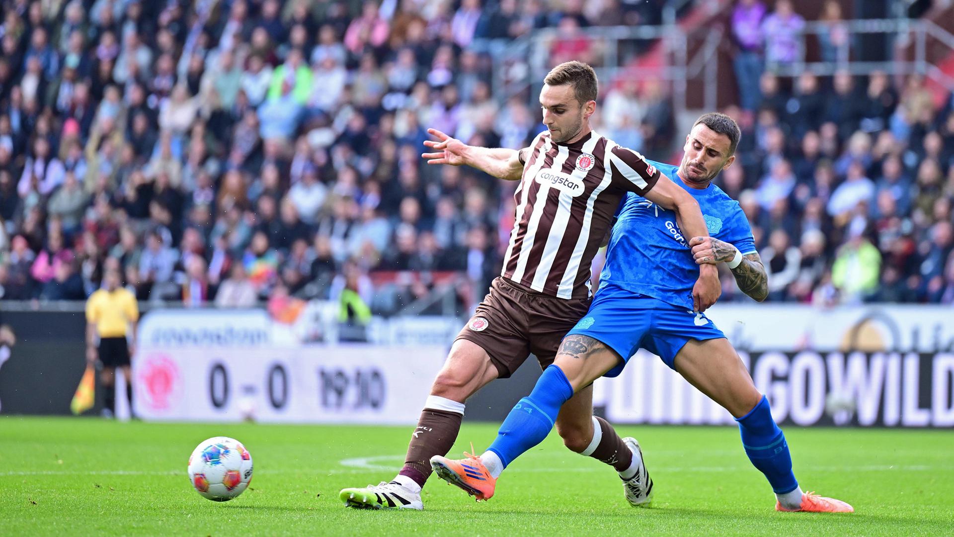 St. Paulis James Sands (l.) im Zweikampf mit Leverkusens Aleix Garcia | Witters/Tim Groothuis