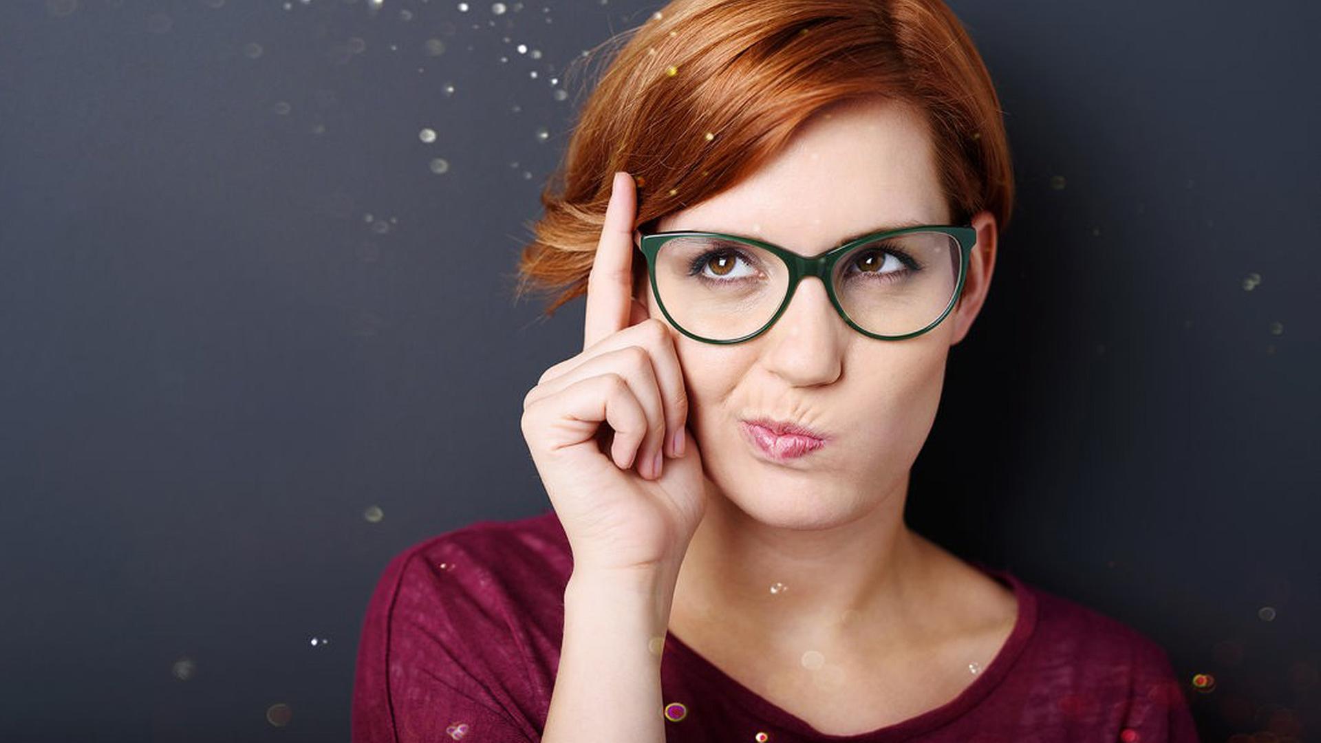 Junge Frau schaut nachdenklich | Fotolia.com, contrastwerkstatt