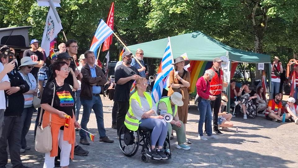 Bei einer Versammlung vom "Henstedt-Ulzburger Bündnis für Demokratie und Vielfalt" hielt auch der SPD-Bundestagsabgeordnete Ralf Stegner eine Rede. | NDR Eine Versammlung in Henstedt-Ulzburg für Demokratie und Vielfalt.