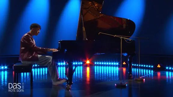 Louis Philippson spielt Klavier.