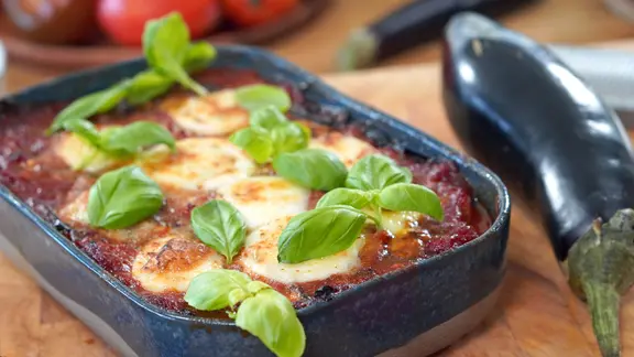 Auberginen-Auflauf in einer Auflaufform | NDR, Florian Kruck Auberginen-Auflauf in einer Auflaufform