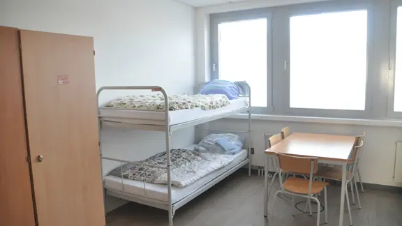 Ein Raum mit Stockbett und Tisch in der Notunterkunft Friesenstraße in Hamburg