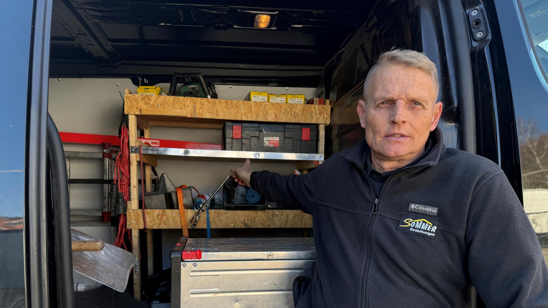 Dachdecker Sommer zeigt in das Innere seines Transporters | NDR, Niels Kristoph