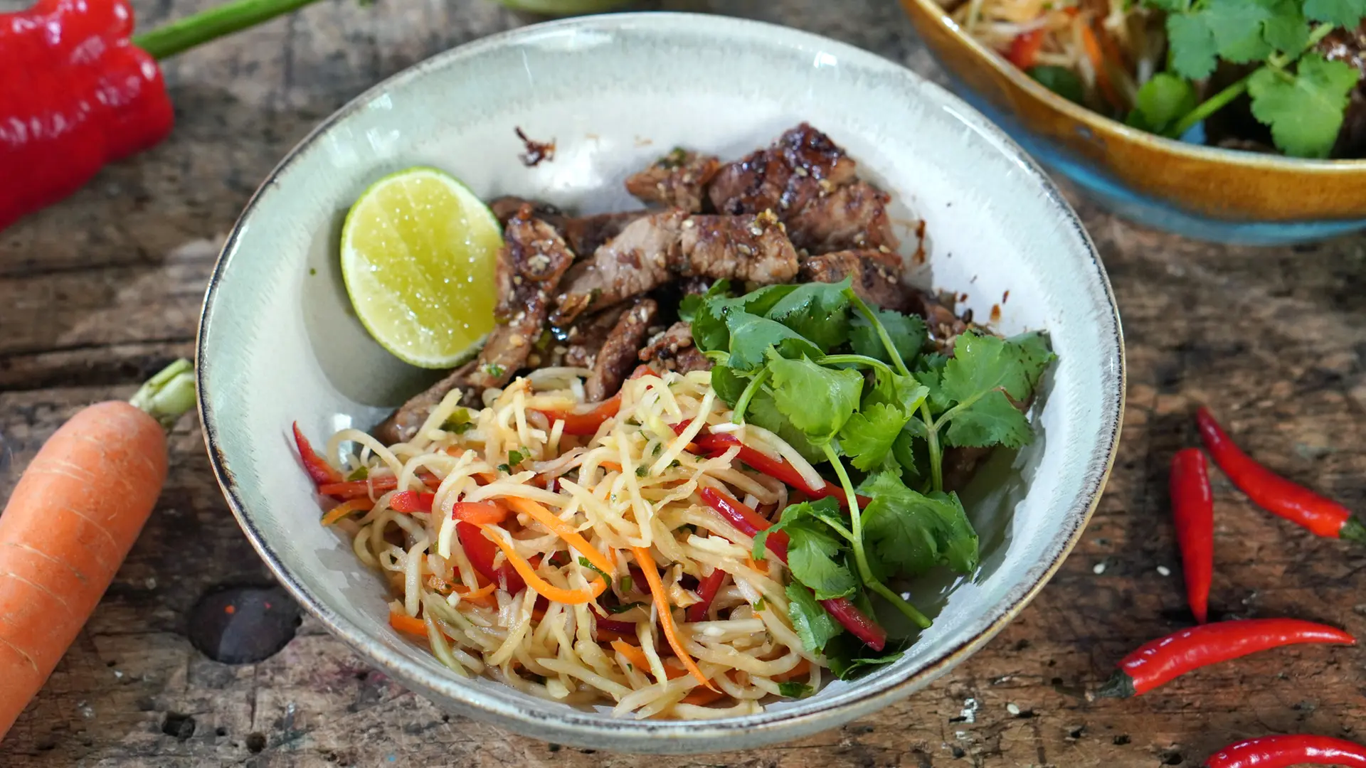 DAS! schmeckt: Kohlrabi-Salat mit Schweinefilet nach thailändischer Art ...