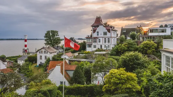 Eine Hamburg-Flagge weht im Stadtteil Blankenese im Wind.
