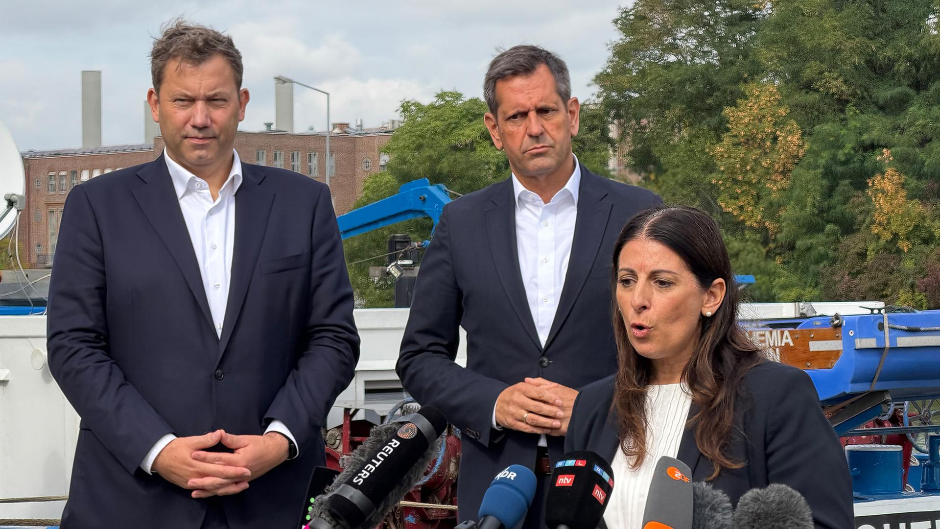 Ministerpräsident Olaf Lies, Finanzminister Lars Klingbeil, beide SPD und  Daniela Cavallo vom Betriebsrat vor dem VW-Werk in Wolfsburg | NDR, Lukas Mauri