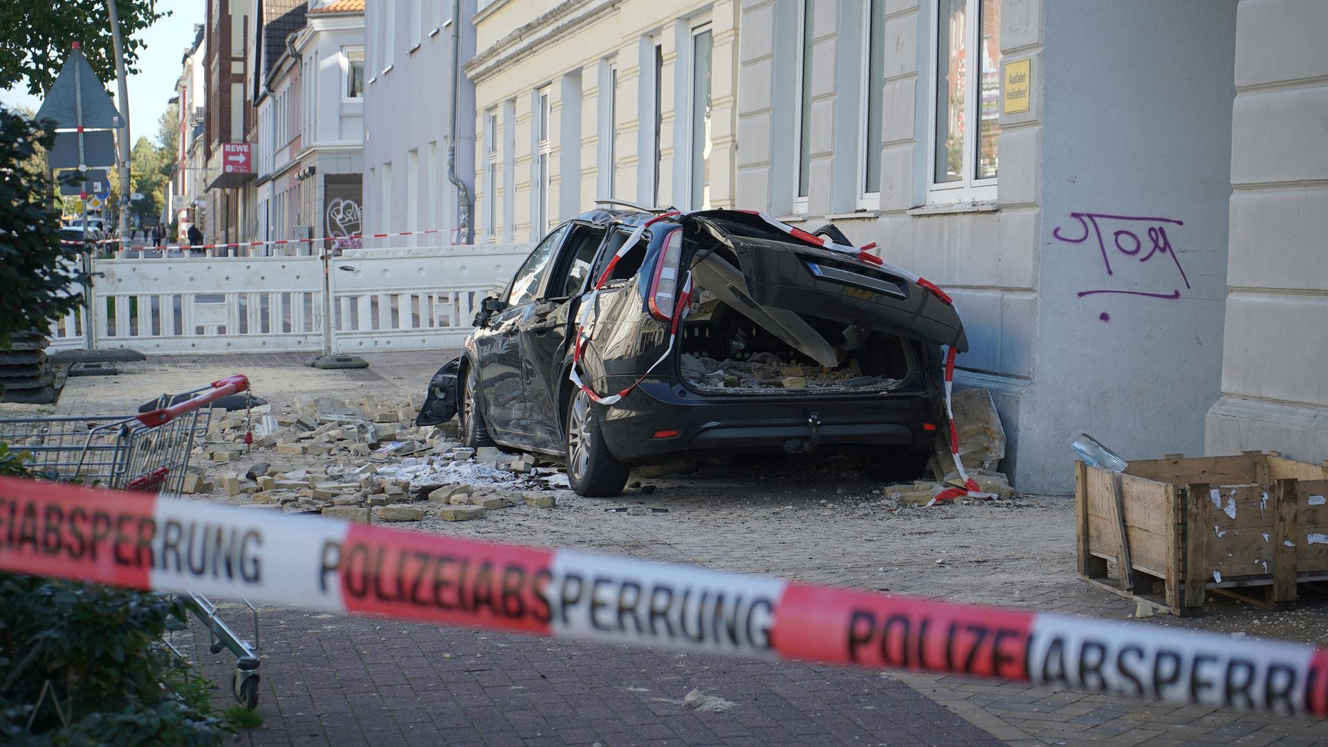 Ein durch herabfallende Teile eines Daches zerstörter Pkw | NDR, Anne Lemo