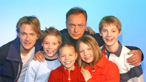 Udo Kier (Mitte hinten) posiert mit dem Filmteam der serie "4 gegen Z" mit Andreas Pietschmann (links) und vier Kindern 