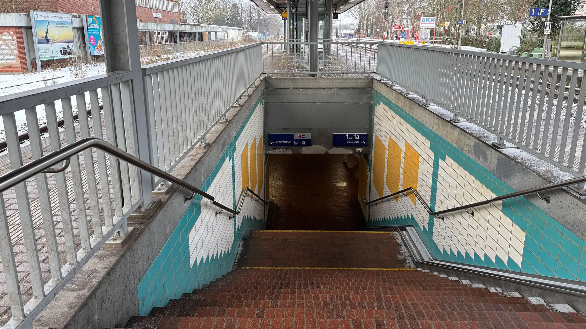 Bahnhof Elmshorn: DB-Helfer helfen Reisenden beim Tragen