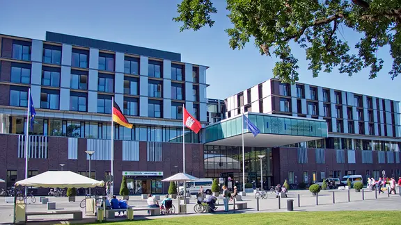 Frontansicht des Neuen Klinikums der Universitätsklinik Eppendorf