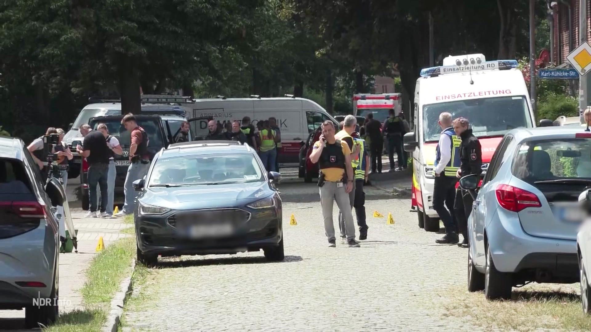 Viele Polizeikräfte an einem Tatort auf einer Straße. | Screenshot