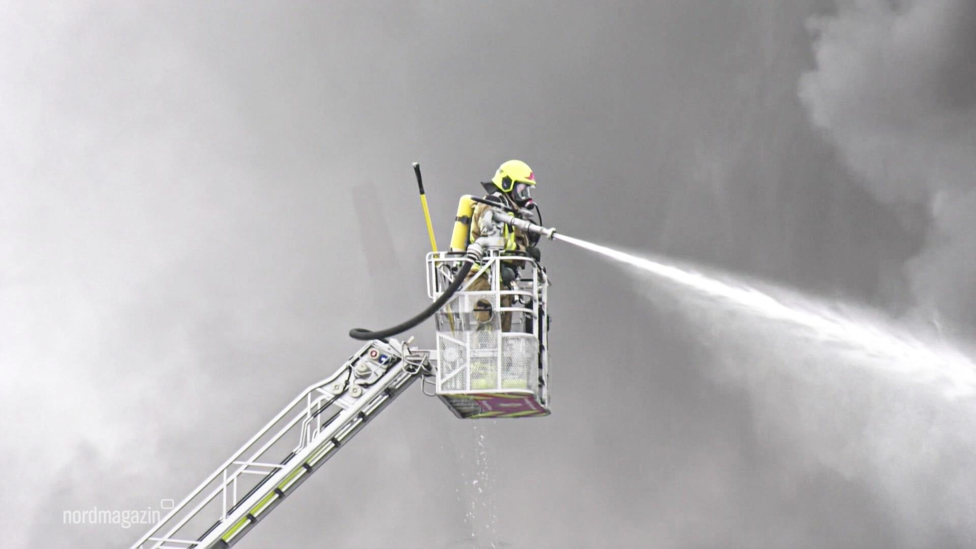 Großeinsatz in Lübesse: Brand in Lagerhalle