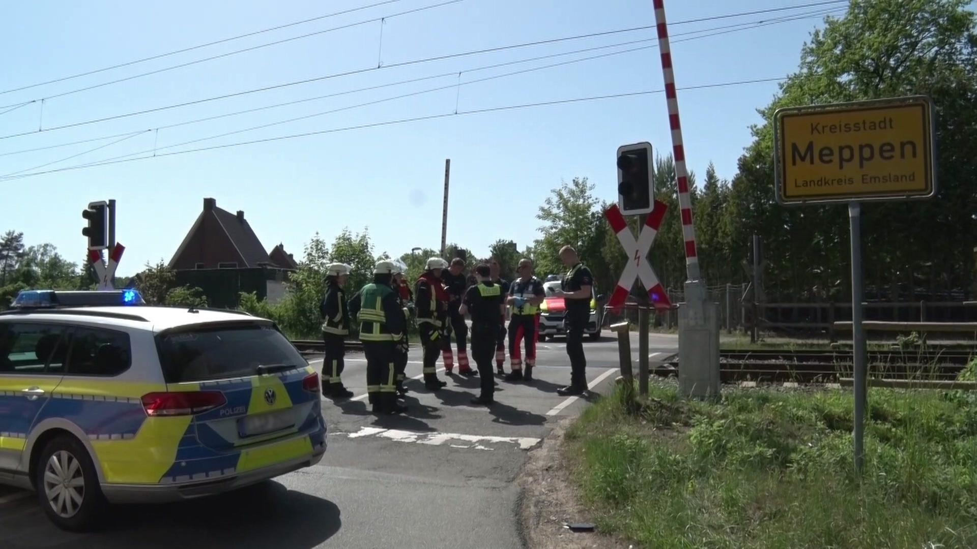 Ein Radfahrer ist an einem Bahnübergang in Meppen von einem Zug erfasst worden. | Nord-West-Media TV