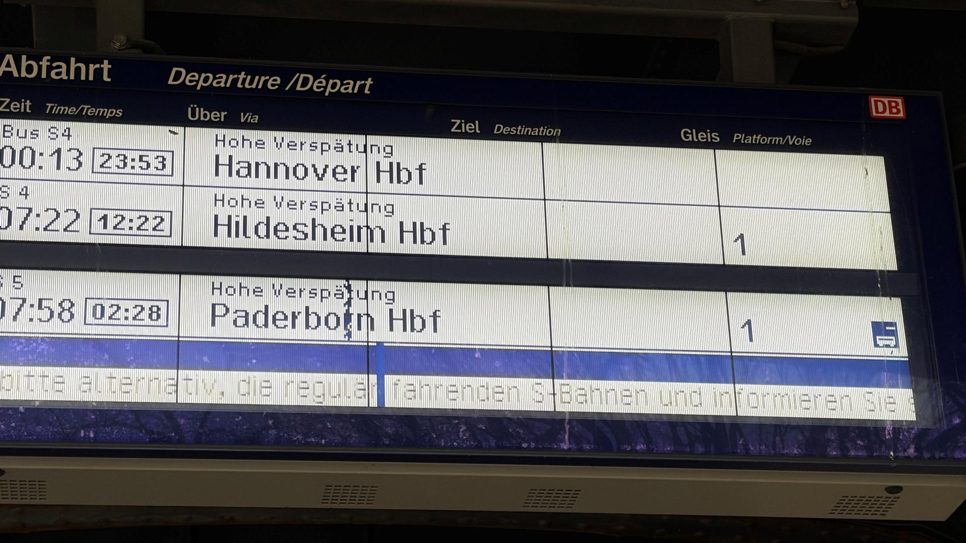 Auf einer Anzeigetafeln in einem Bahnhof werden verspätete Zugverbindungen gezeigt. | Wolfgang Kurtz
