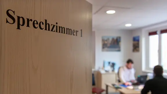 Tür eines Arztzimmers 