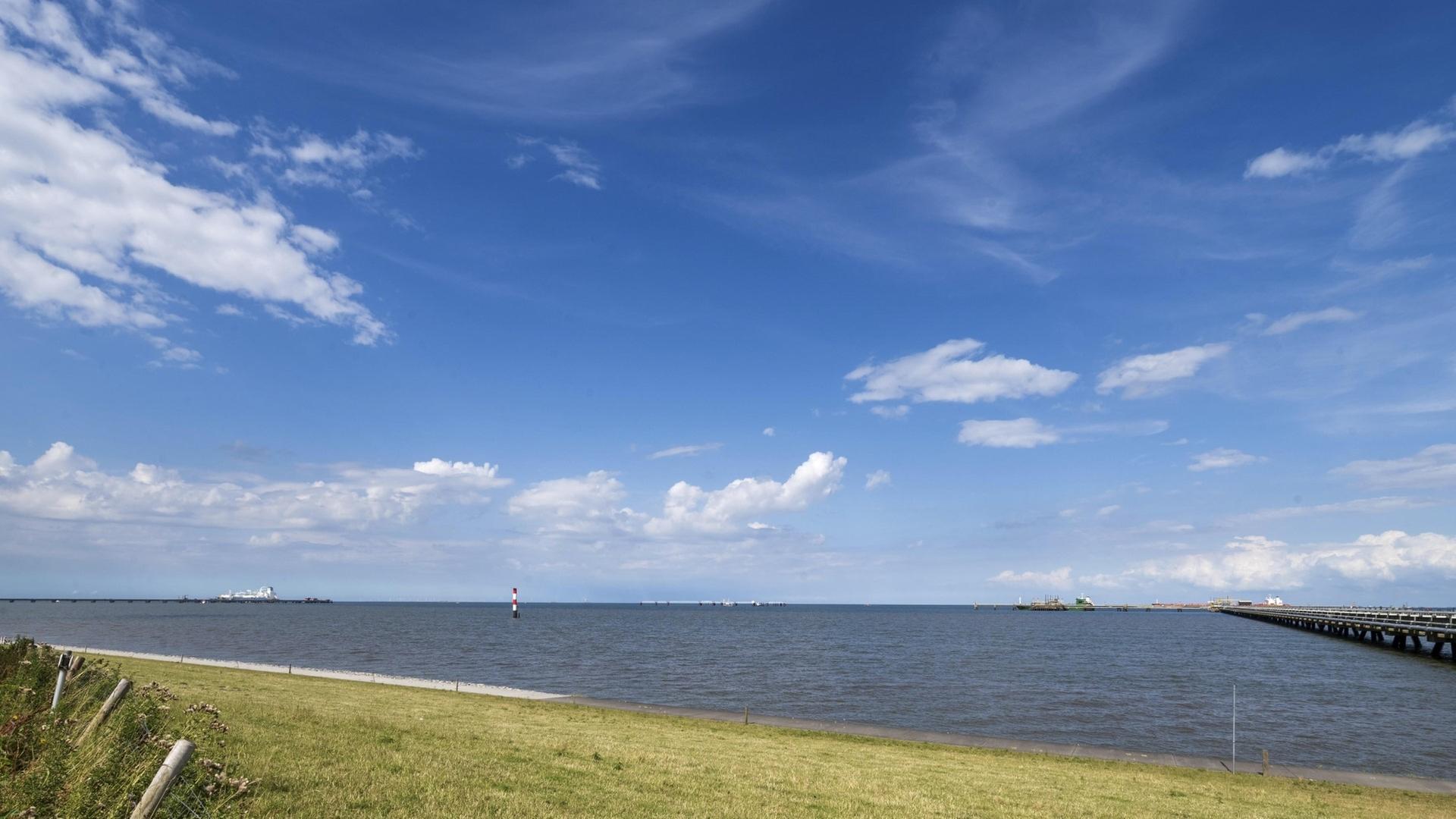 Ein Blick auf die Nordsee: links die Umschlaganlage Voslapper Groden | imageBROKER | olf