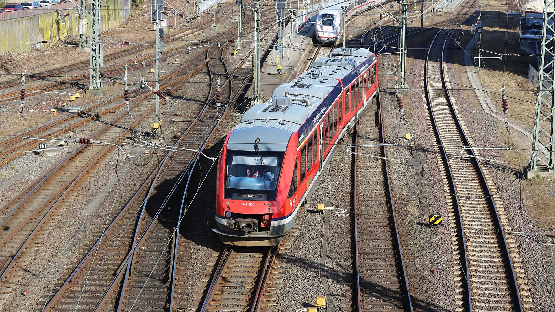 Ein Zug der Regionalbahn fährt bei sonnigem Wetter. Das Bild wurde von Oben auf die Gleise fotografiert. | NDR, Pavel Stoyan