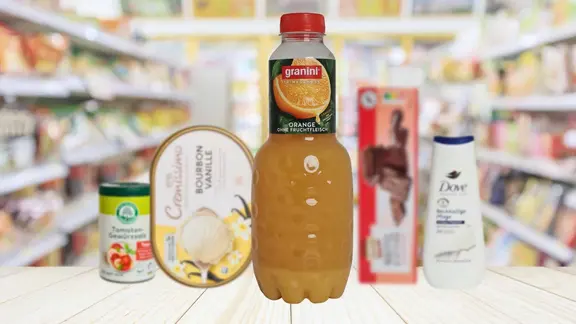 Eine Flasche Granini Orangensaft, im Hintergrund sind eine Dose Gewürzsalz, eine Packung Eiscreme, Waffelgebäck und eine Duschcreme zu sehen.