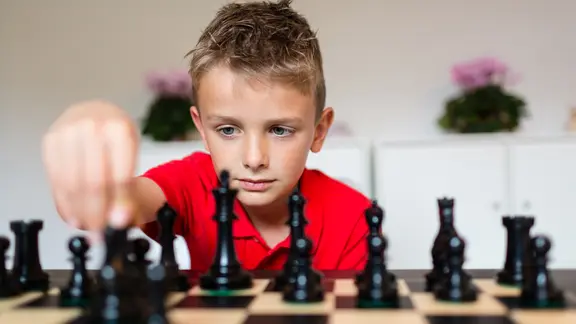 Ein Junge spielt Schach