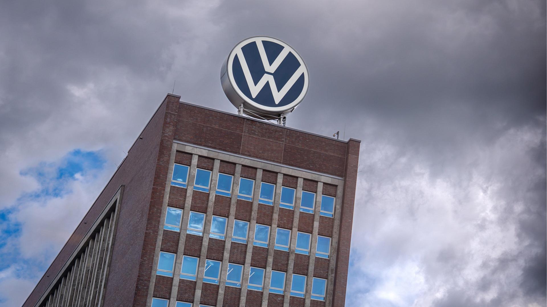 Markenhochhaus des Volkswagenwerks Wolfsburg. | picture alliance / Daniel Kalker | Daniel Kalker