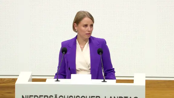 Die AfD-Abgeordnete Vanessa Behrendt spricht im Landtag.
