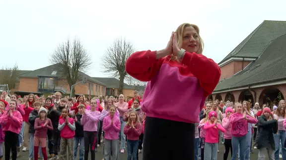 Zahlreiche Kinder und Jugendliche tanzen bei der Aktion "Gewalt gegen Frauen".