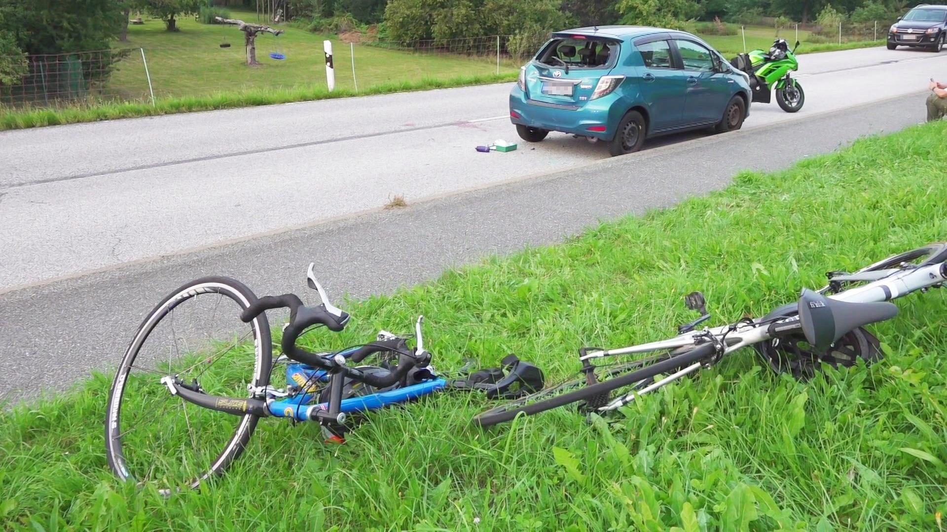 Hamburg-Kirchwerder: Rennradfahrer kollidieren mit parkendem Auto