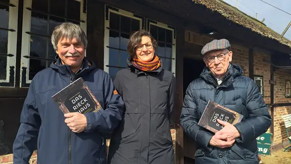 Zwei Männer und eine Frau stehen vor einem reetgedeckten Fachwerkhaus | NDR / Petra Volquardsen Zwei Männer und eine Frau stehen vor einem reetgedeckten Fachwerkhaus